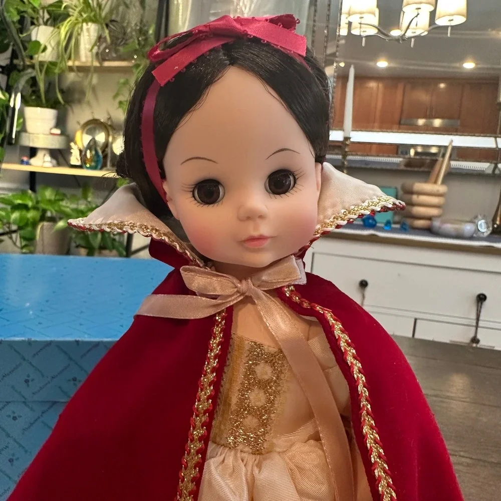 Madame Alexander 13 inch Snow‎ White Doll Character Vintage NEW in original Box